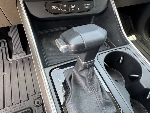 Used 2025 Kia Carnival EX FWD image 32