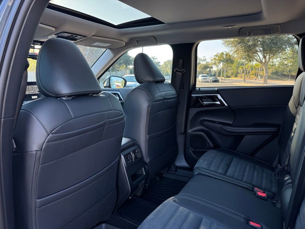 New 2025 Mitsubishi Outlander SE image 17