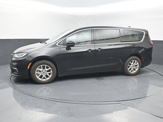 Used 2025 Chrysler Pacifica Select FWD image 2