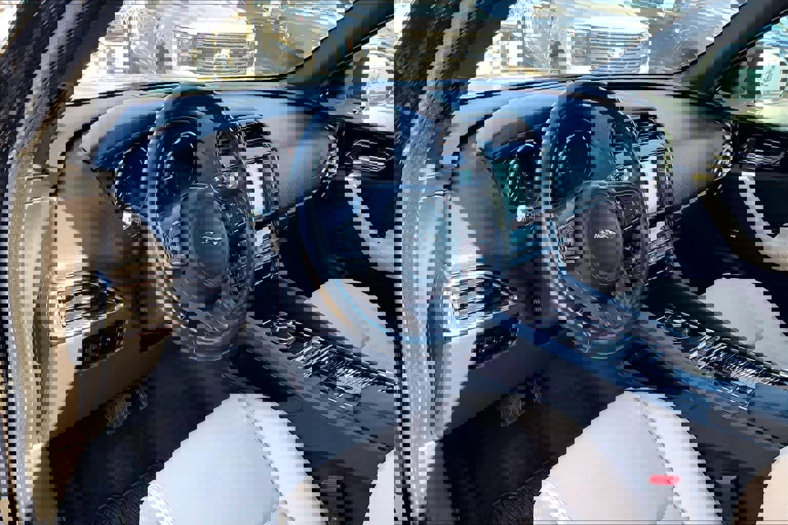 Used 2018 Jaguar F-PACE Premium image 18