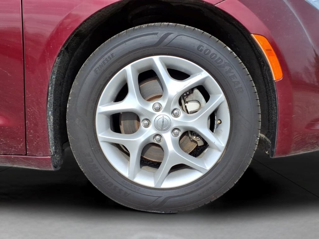 Used 2017 Chrysler Pacifica Touring-L w/ Tire & Wheel Group FWD image 11