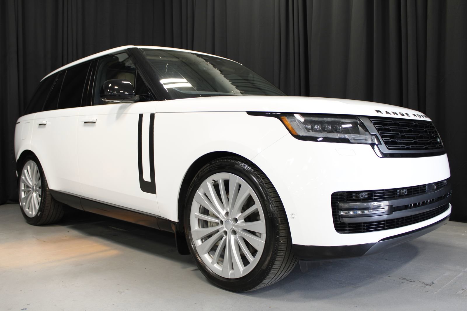 Used 2025 Land Rover Range Rover SE image 10