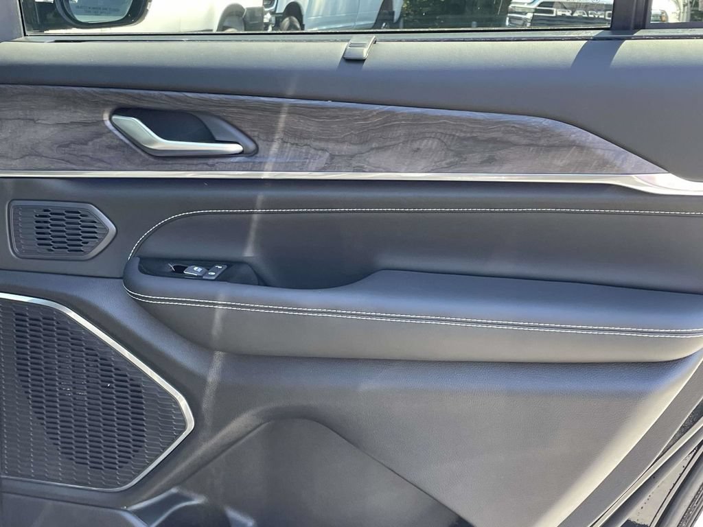New 2025 Jeep Grand Cherokee L Overland w/ Luxury Tech Group IV AWD/4WD image 19