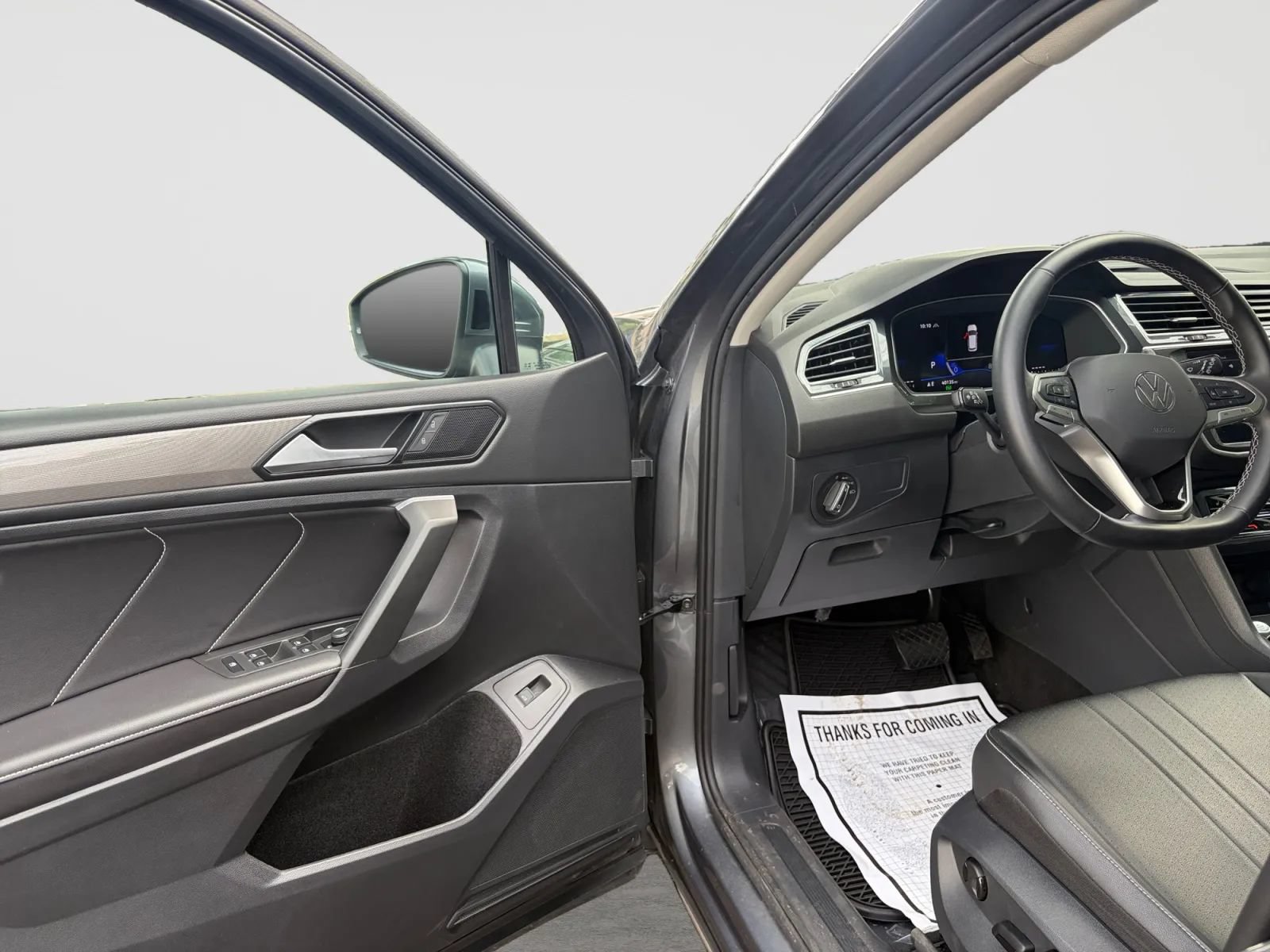 Used 2024 Volkswagen Tiguan SE w/ Panoramic Sunroof Package AWD/4WD image 11