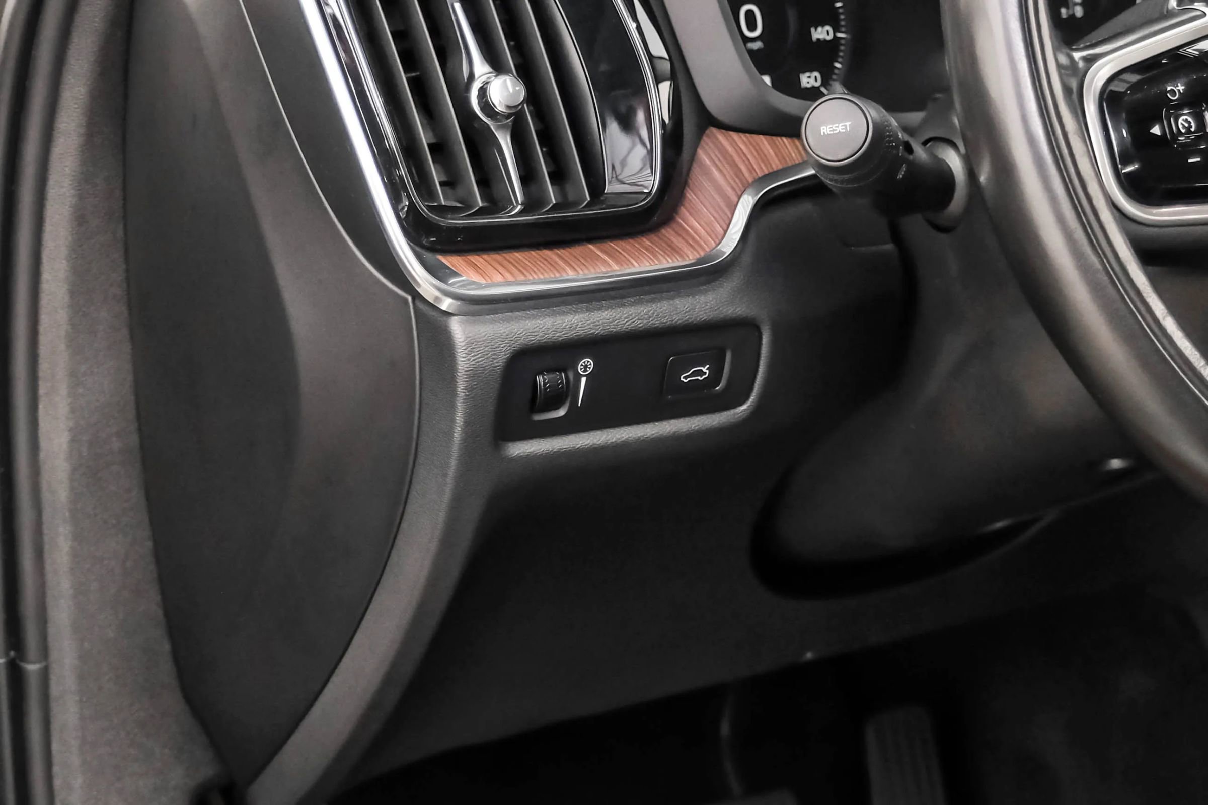 Used 2021 Volvo V60 T5 Momentum w/ Climate Package image 27