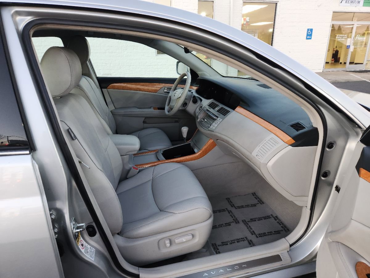 Used 2005 Toyota Avalon XLS image 13