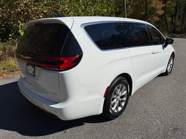 New 2026 Chrysler Pacifica Limited image 7