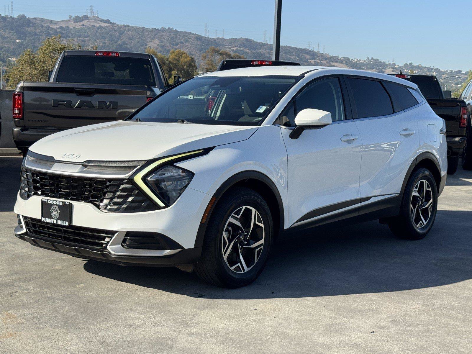 Used 2023 Kia Sportage LX FWD image 3