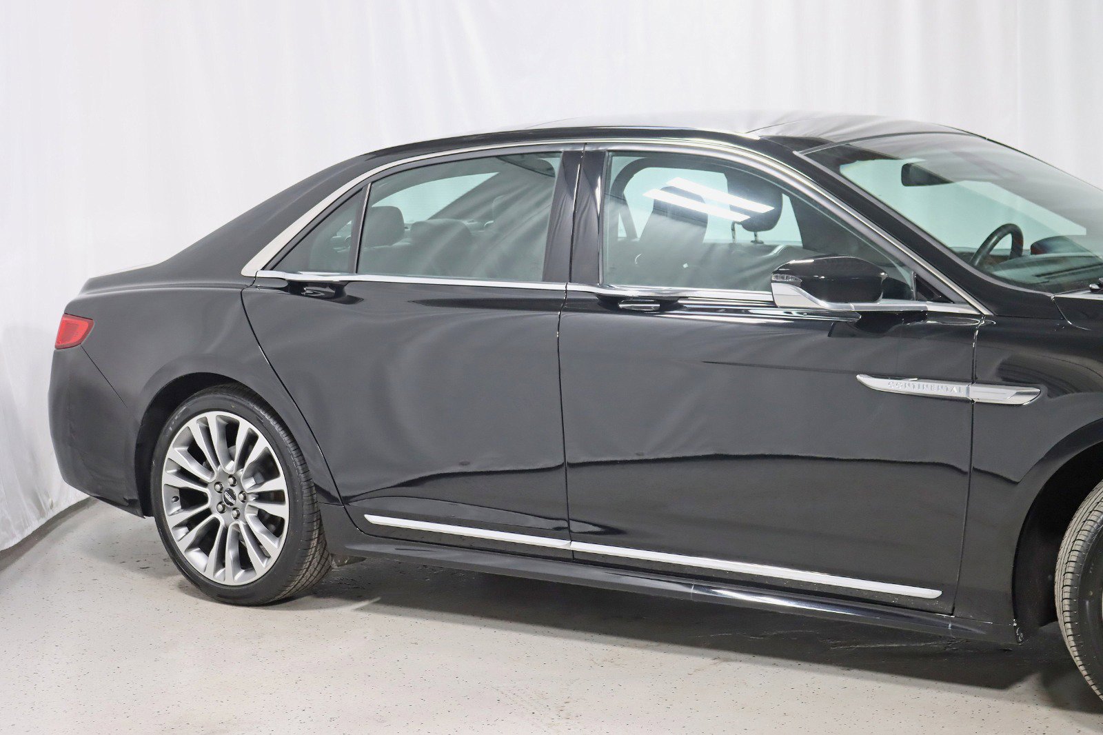 Used 2017 Lincoln Continental Select w/ Climate Package AWD/4WD image 3