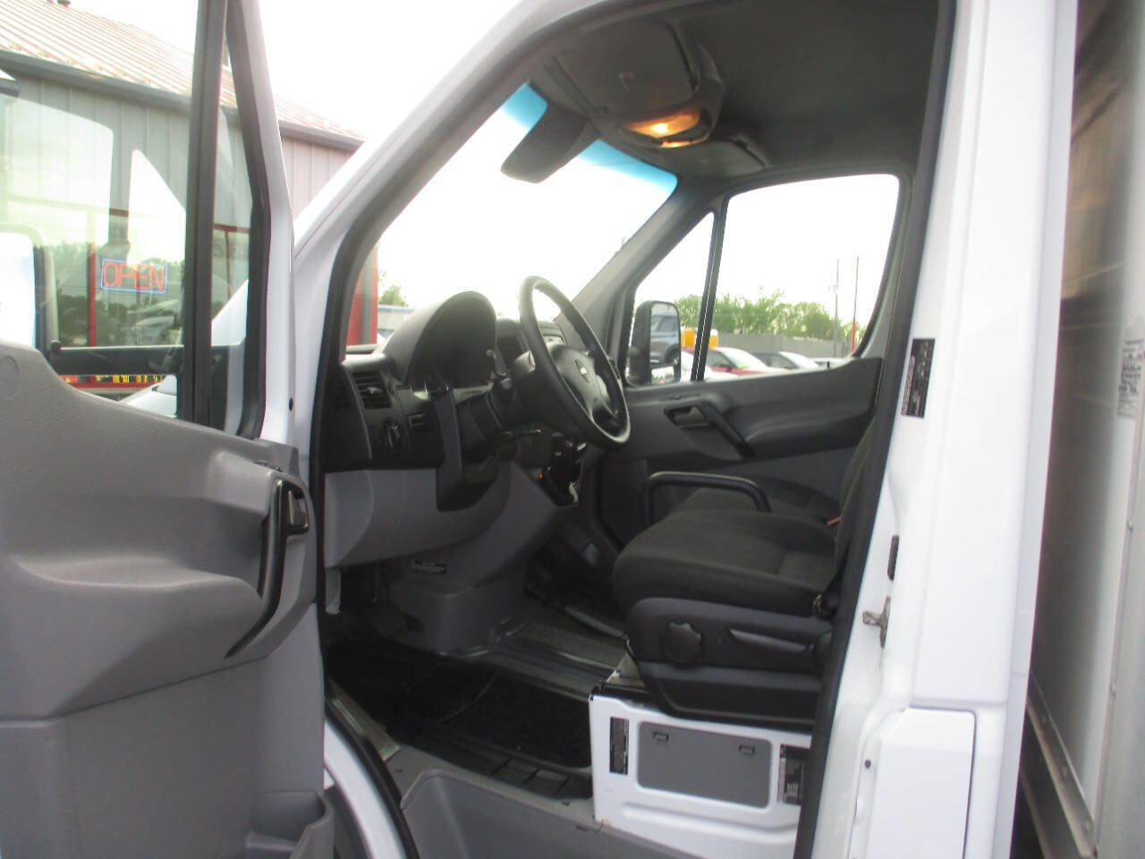 Used 2016 Freightliner Sprinter 3500 RWD image 15