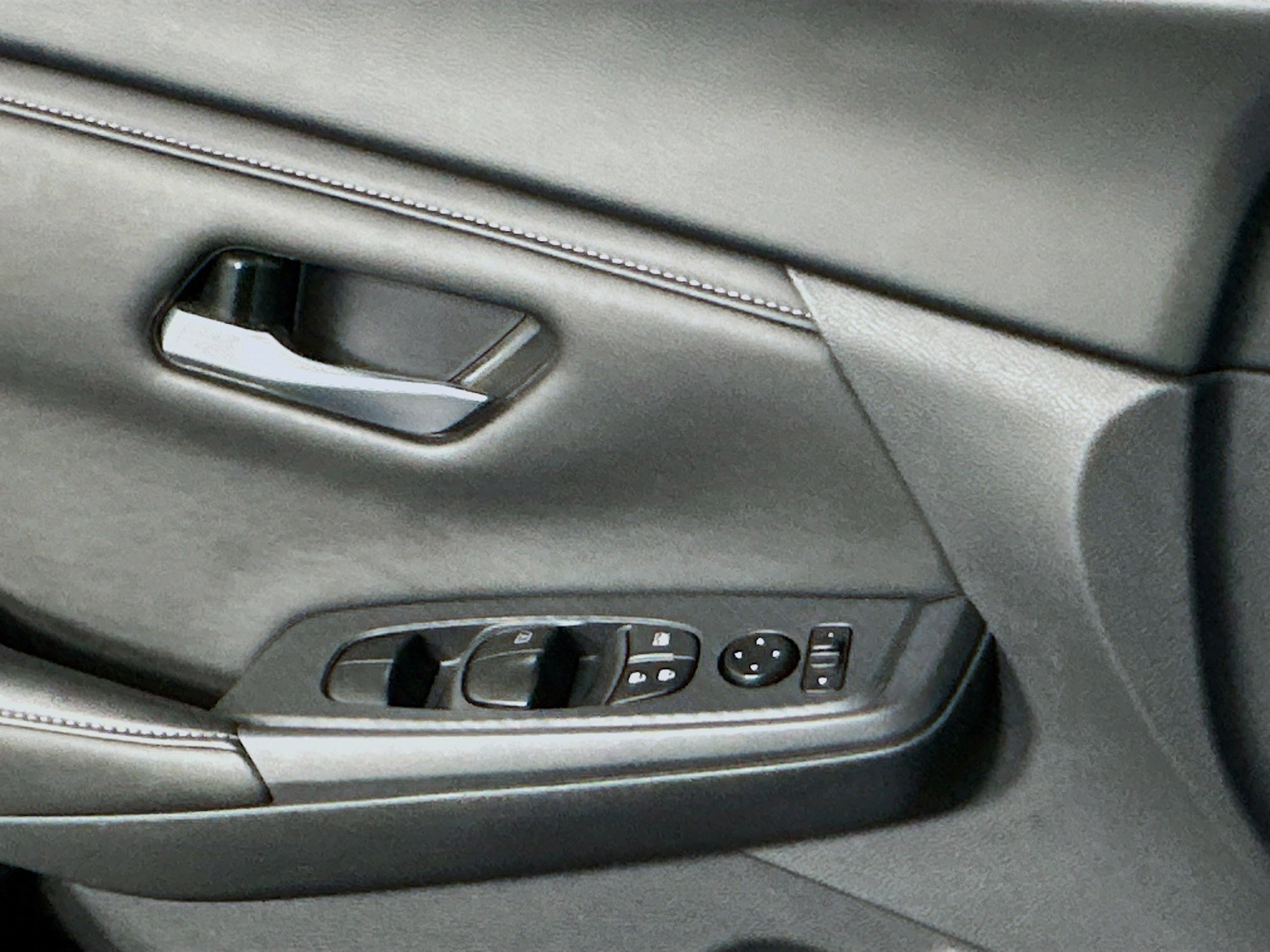 Used 2025 Nissan Sentra SV FWD image 15