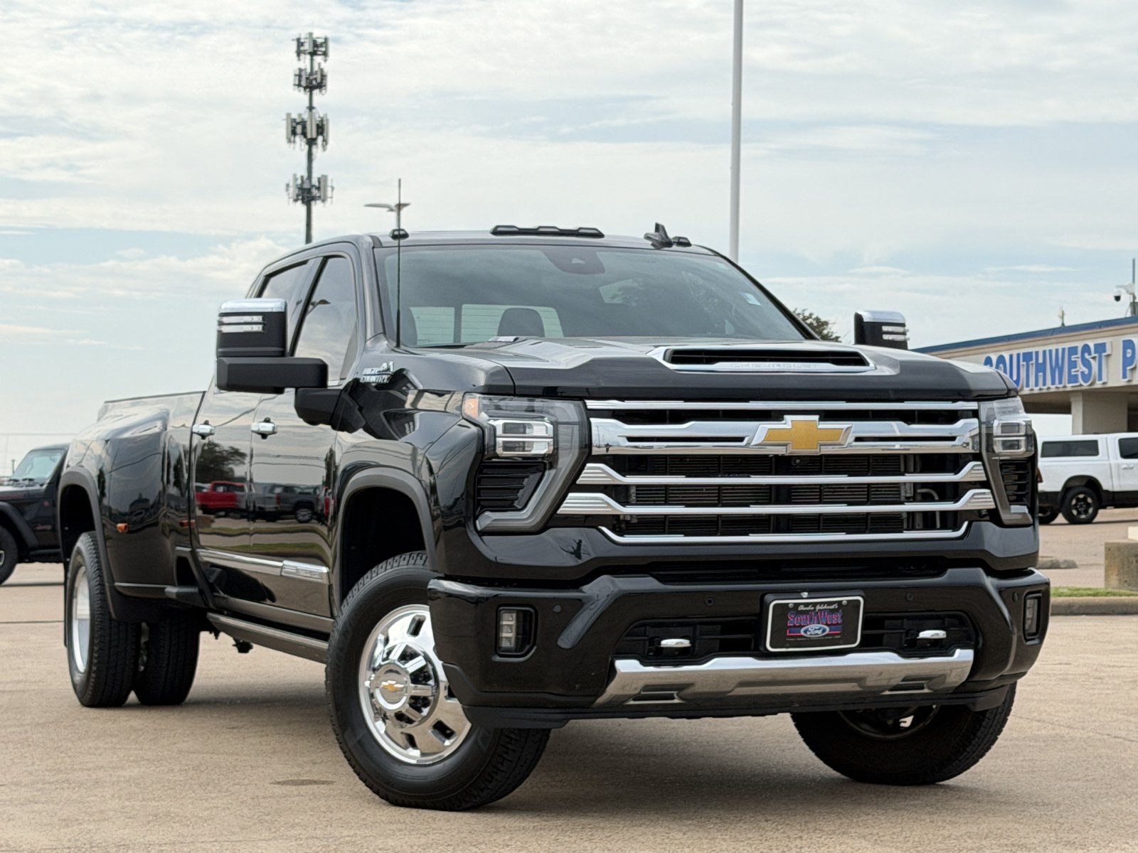 Used 2025 Chevrolet Silverado 3500 High Country w/ Technology Package AWD/4WD image 2