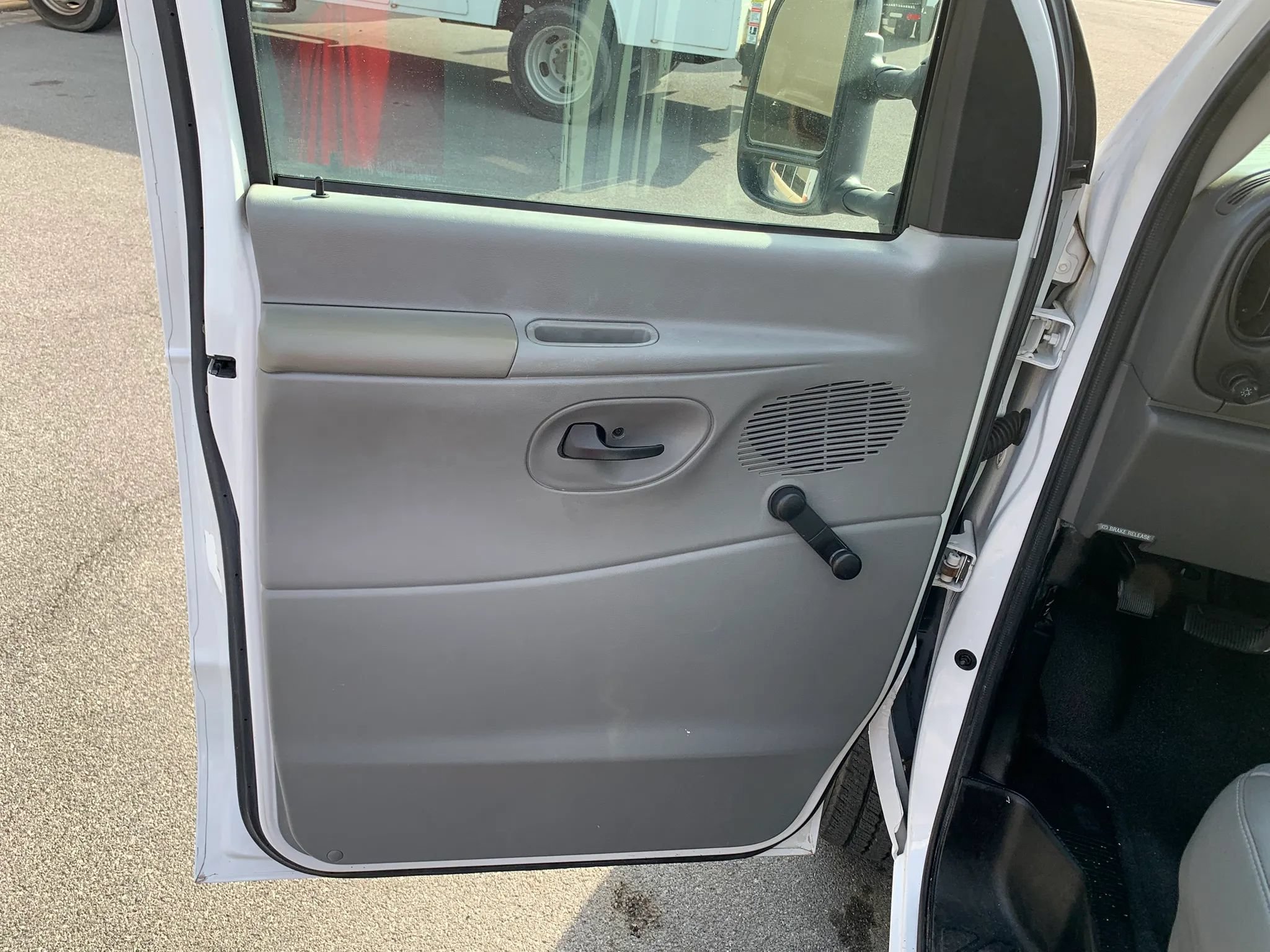 Used 2006 Ford E-350 and Econoline 350 Super Duty RWD image 8