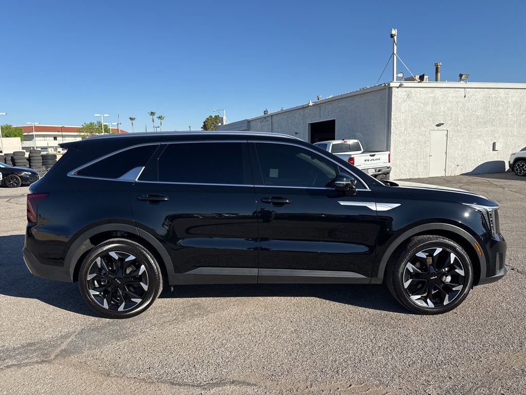 Used 2025 Kia Sorento EX w/ Panoramic Sunroof Package FWD image 8