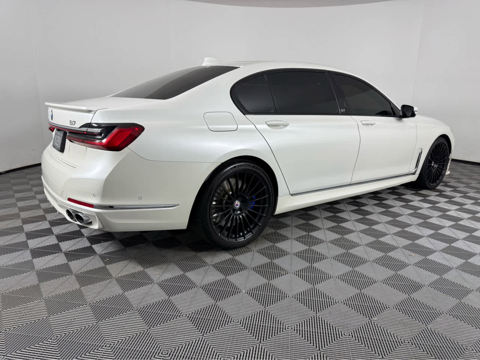 Certified 2022 BMW ALPINA B7 xDrive w/ Luxury Rear Seating Package image 3