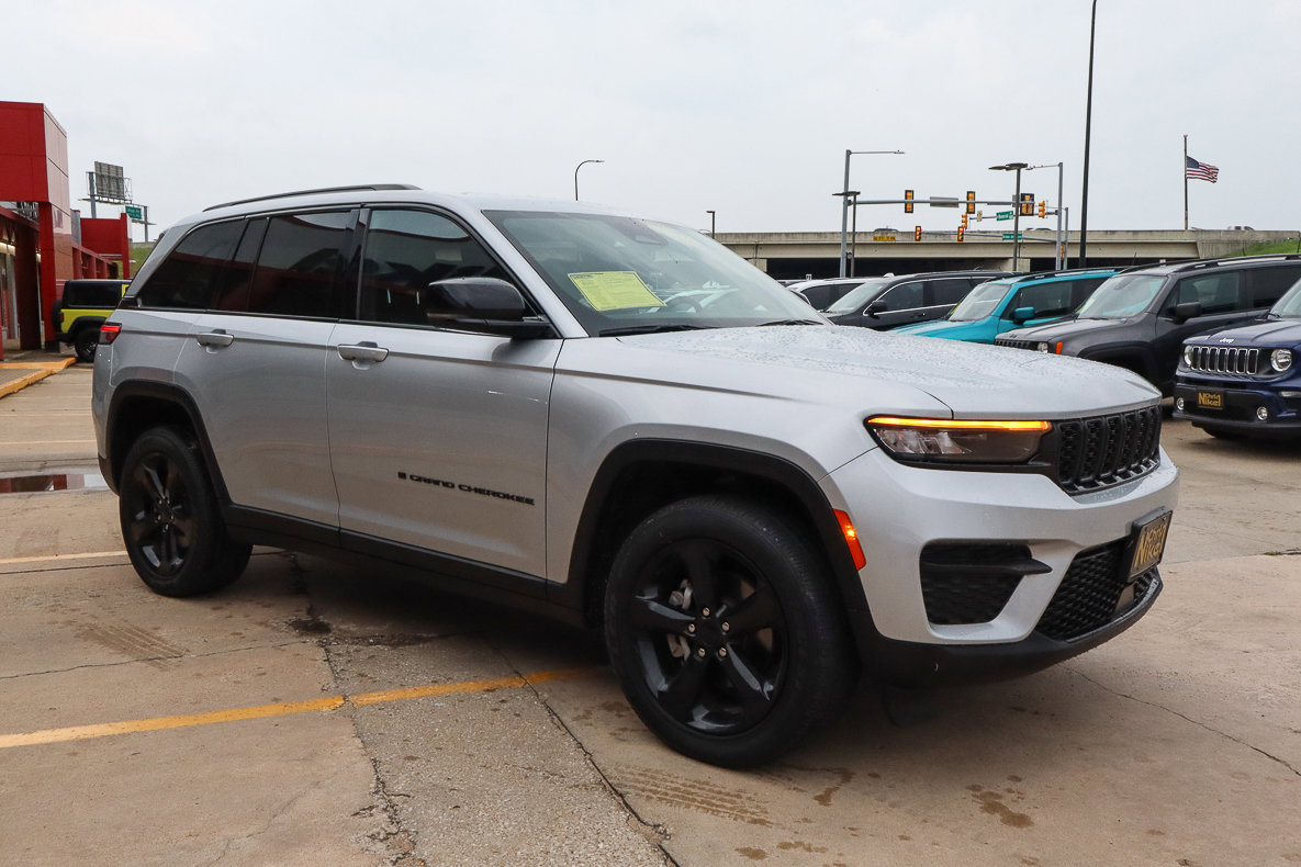 Used 2023 Jeep Grand Cherokee Altitude AWD/4WD image 4