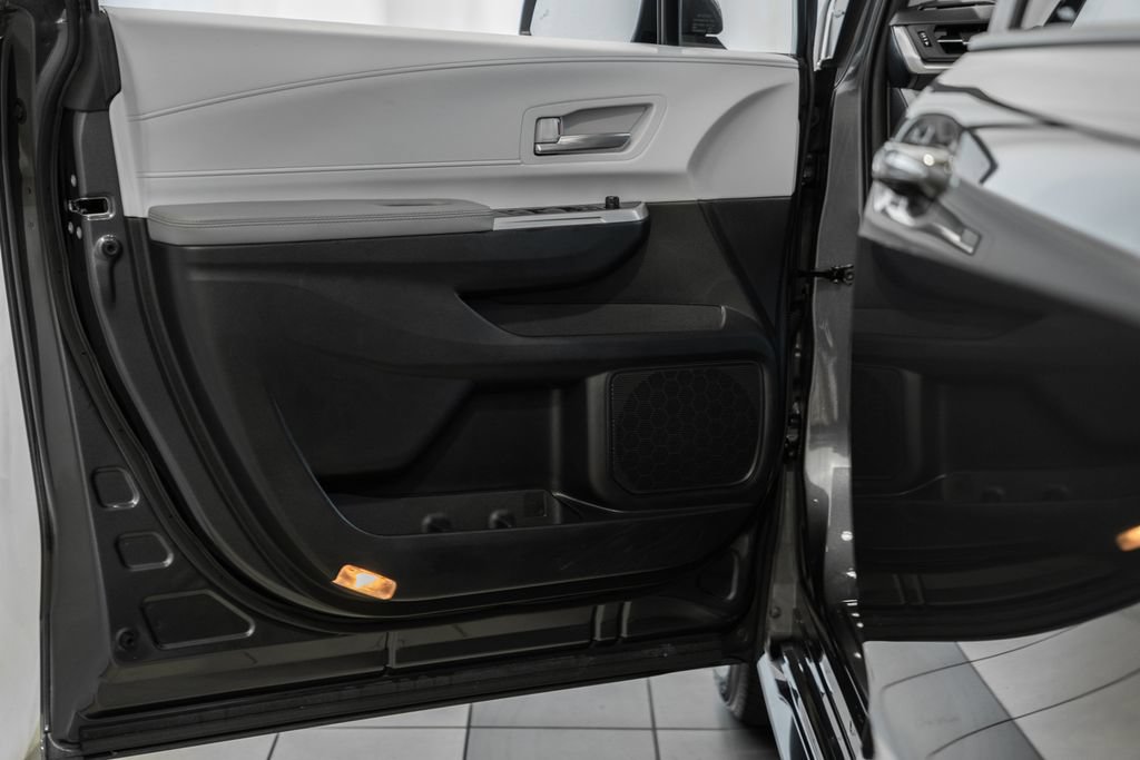 Used 2025 Toyota Sienna XLE FWD image 40
