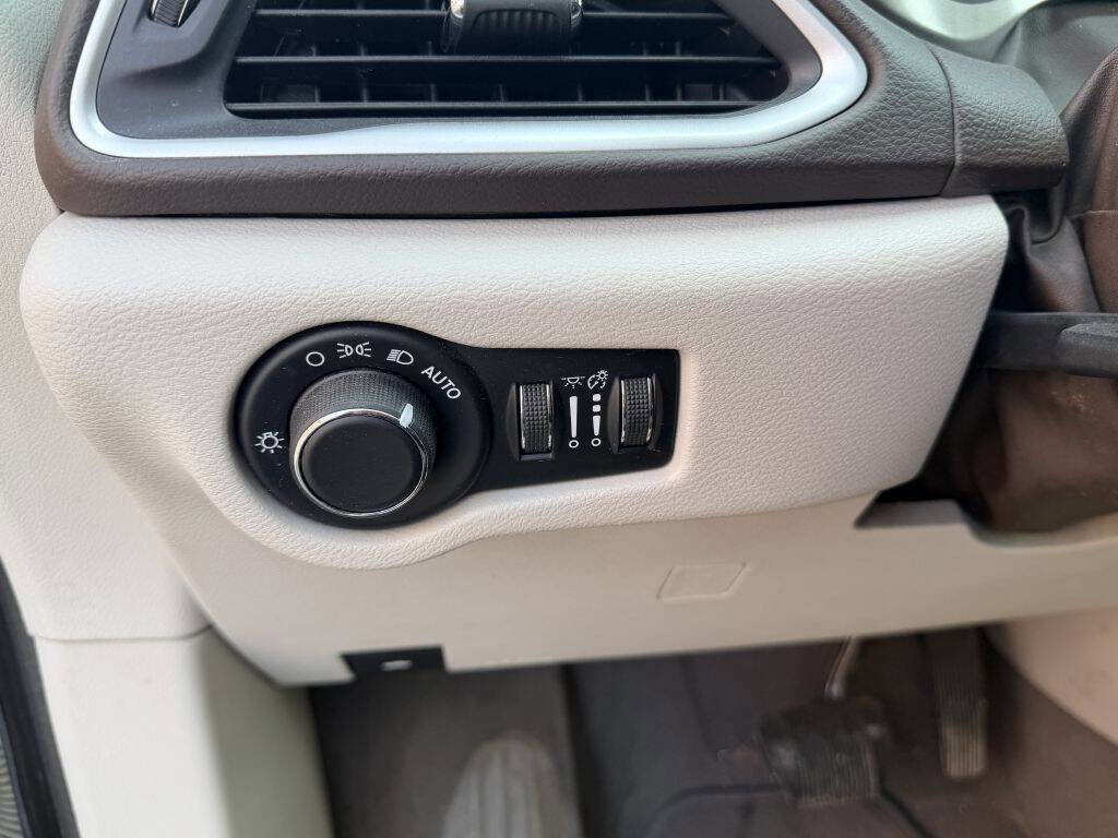 Used 2017 Chrysler Pacifica Touring image 17