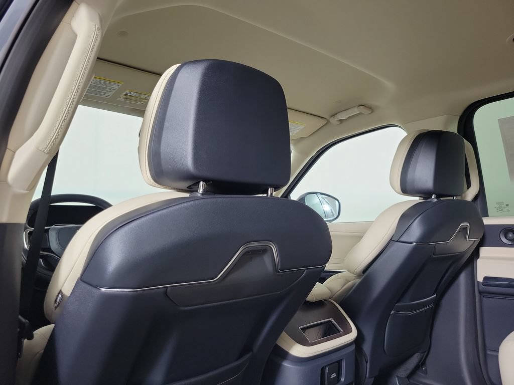 New 2027 Lincoln Navigator Premiere RWD image 16
