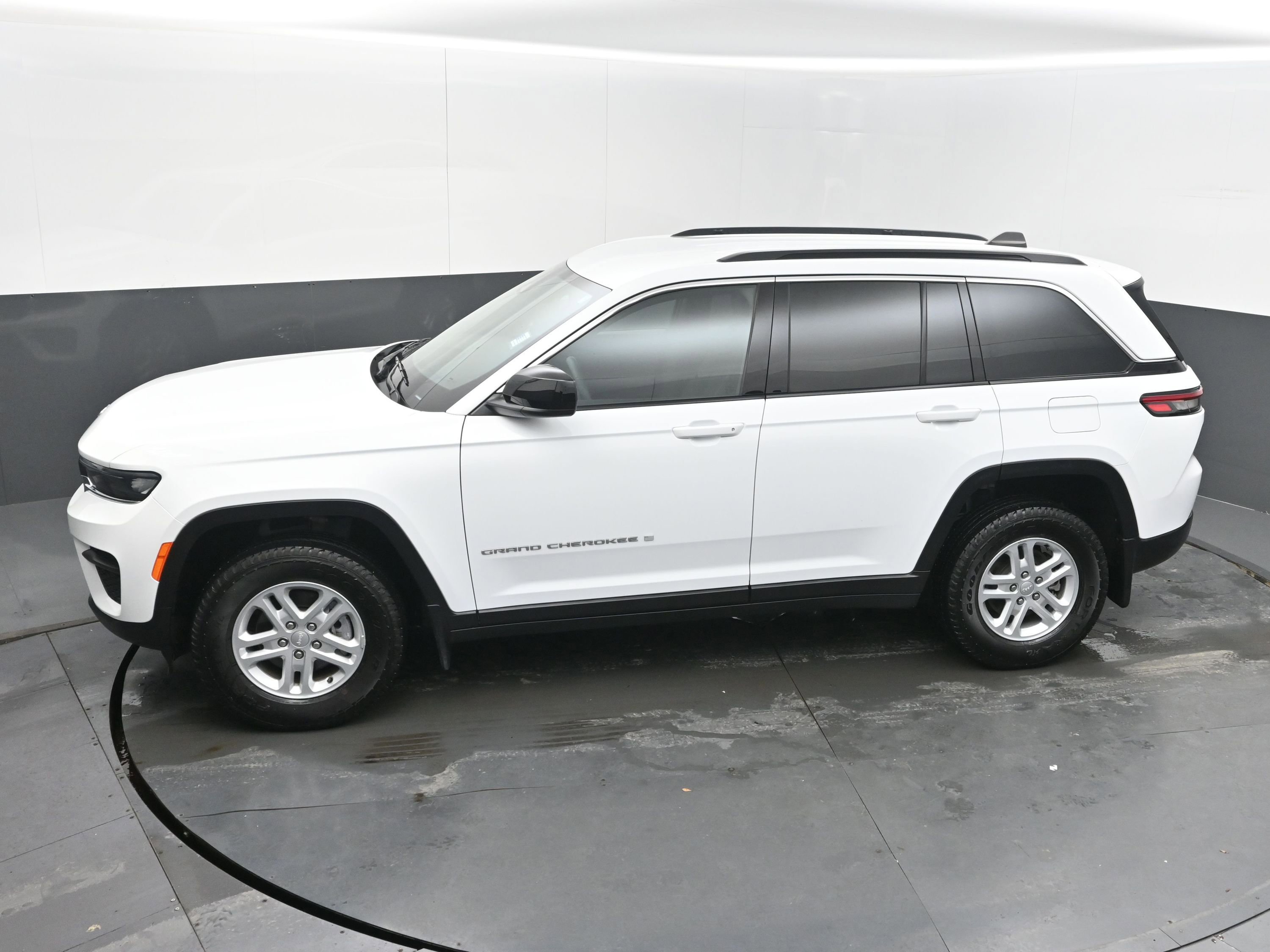 Used 2024 Jeep Grand Cherokee Laredo w/ MOPAR Finishing Package image 35