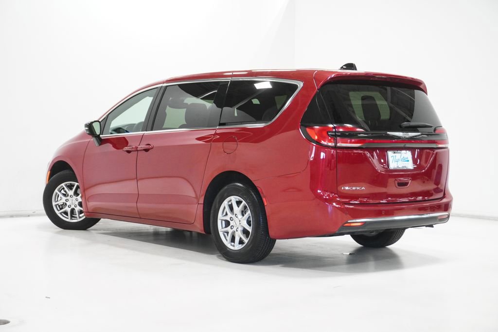 Used 2025 Chrysler Pacifica Select image 25