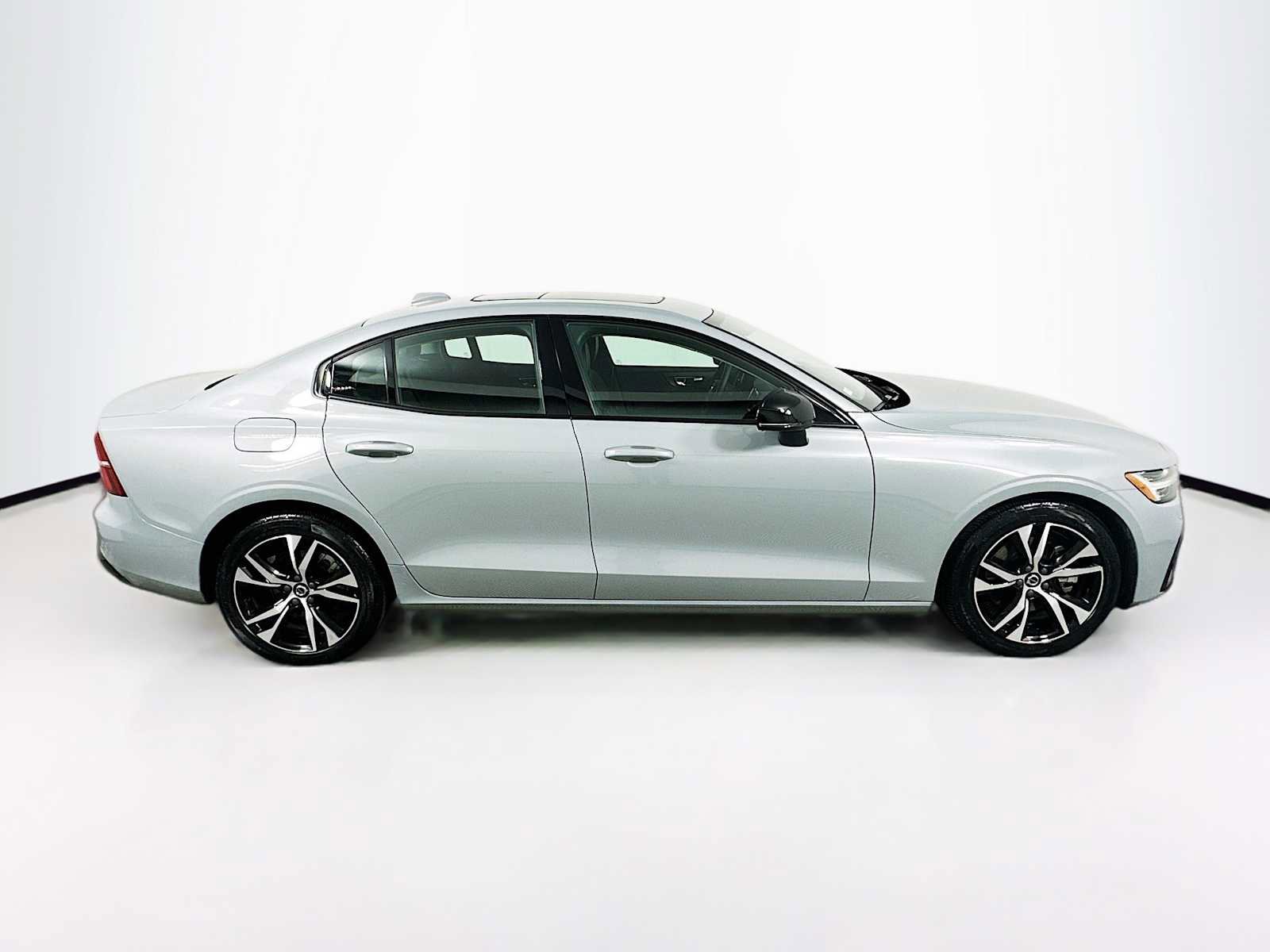 Used 2025 Volvo S60 B5 Core image 10