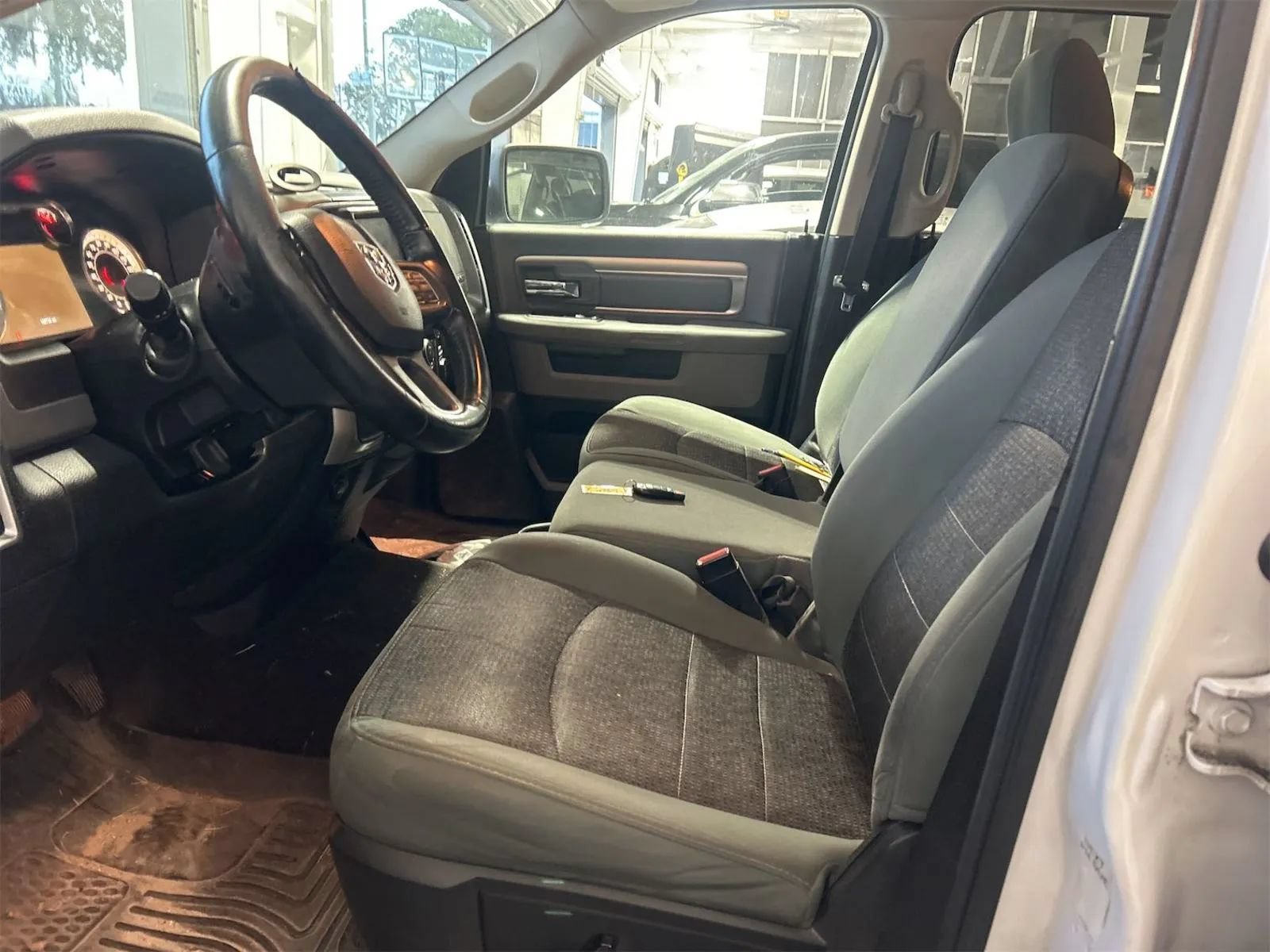 Used 2018 RAM 1500 SLT RWD image 3