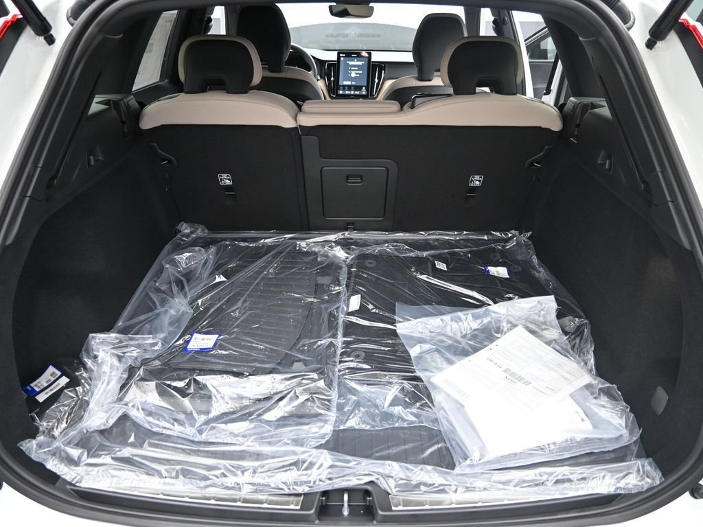 New 2026 Volvo XC60 B5 Plus w/ Protection Package Premier AWD/4WD image 18