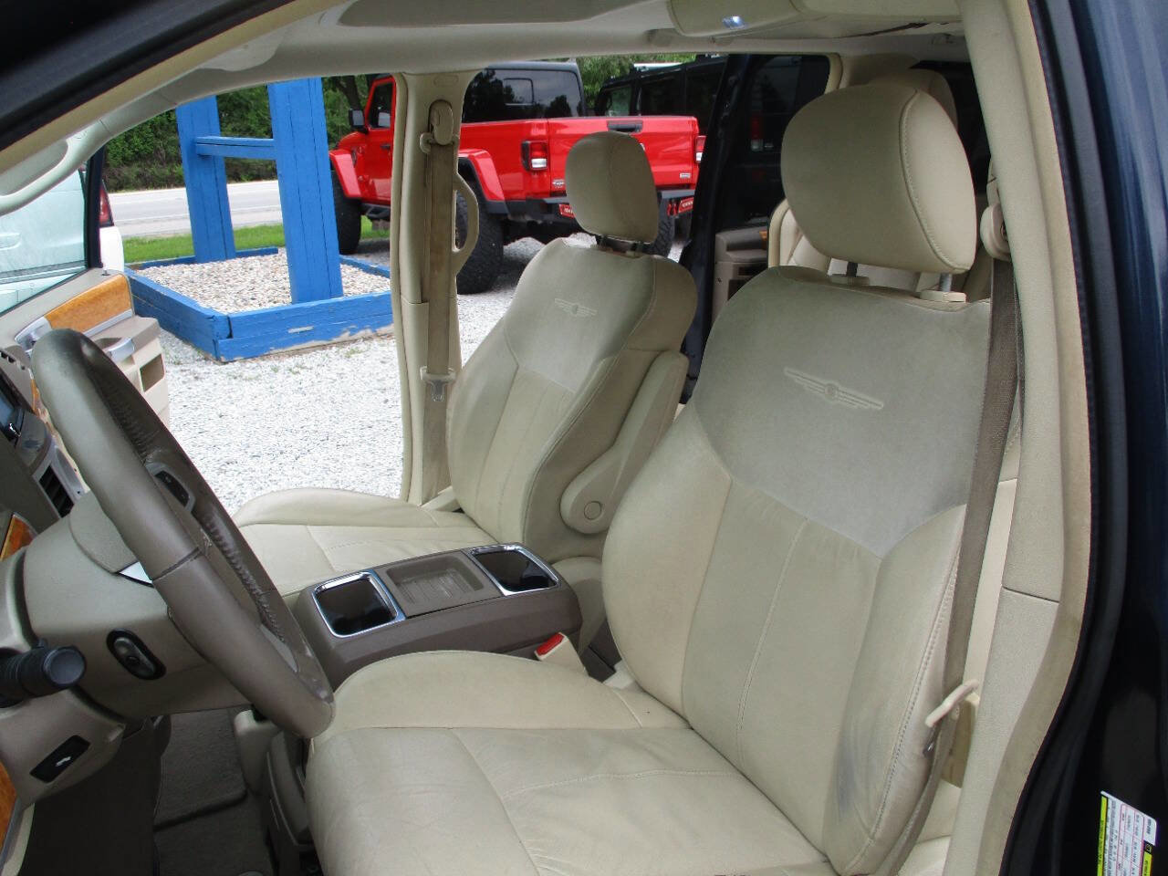 Used 2008 Chrysler Town & Country Limited w/ Entertainment Group #3 FWD image 18