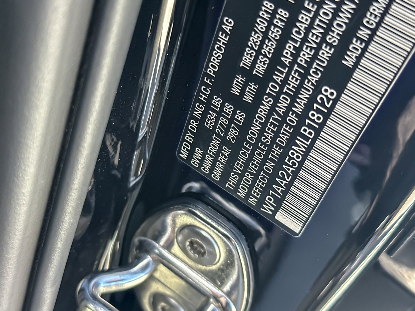 Certified 2021 Porsche Macan AWD/4WD image 28