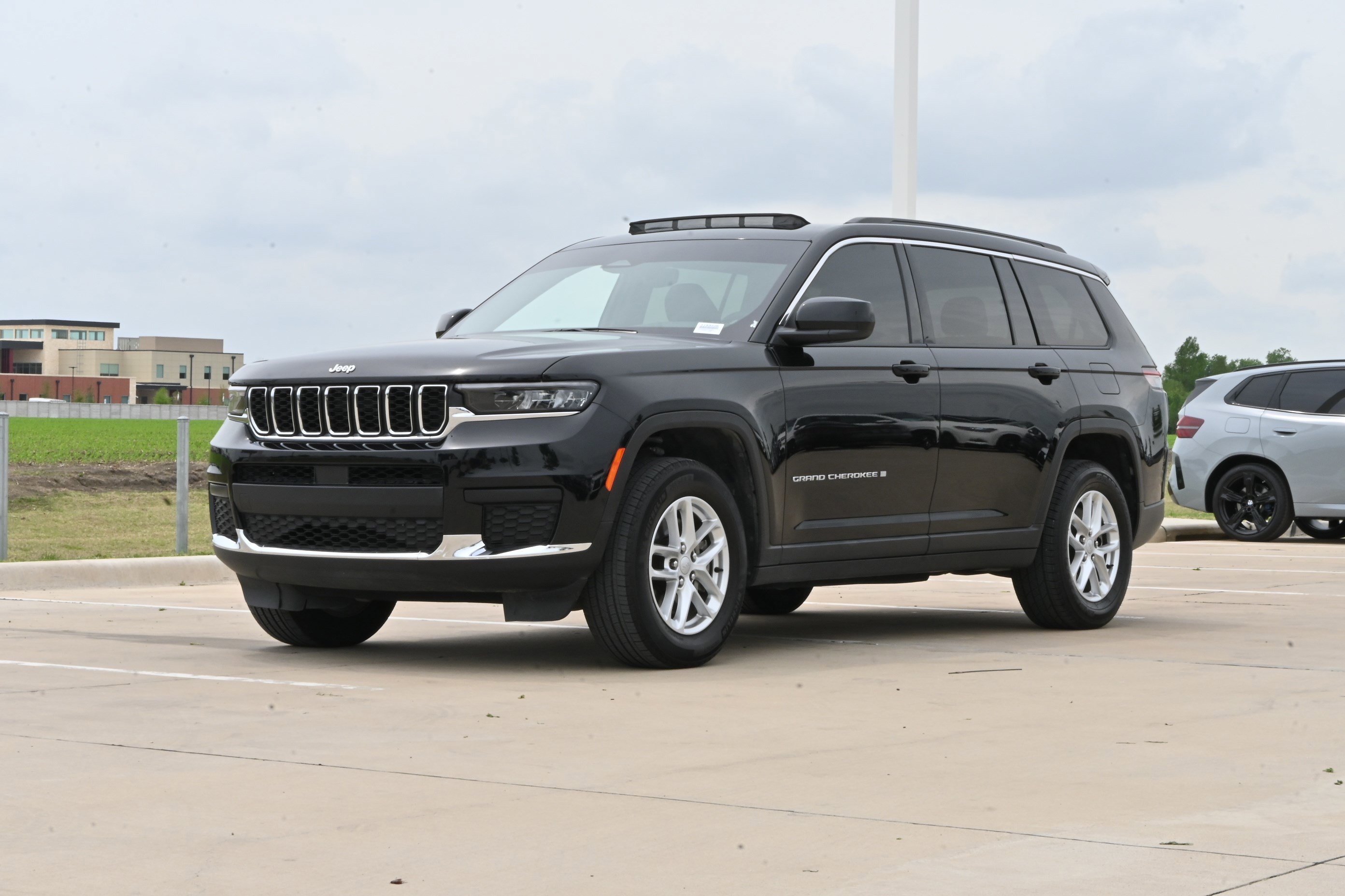 Used 2024 Jeep Grand Cherokee L Laredo w/ Luxury Tech Group I AWD/4WD image 5