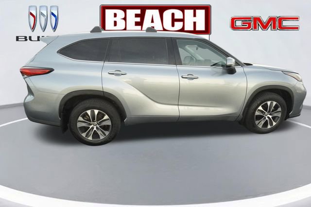 Used 2022 Toyota Highlander XLE video 2