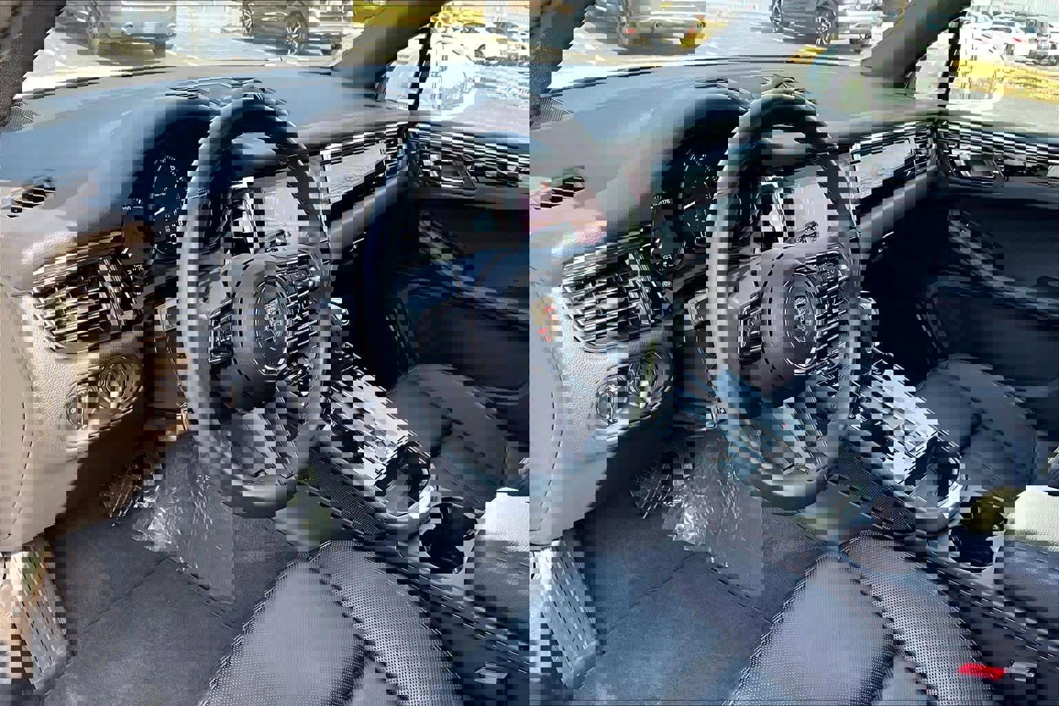 Used 2025 Porsche Macan image 19