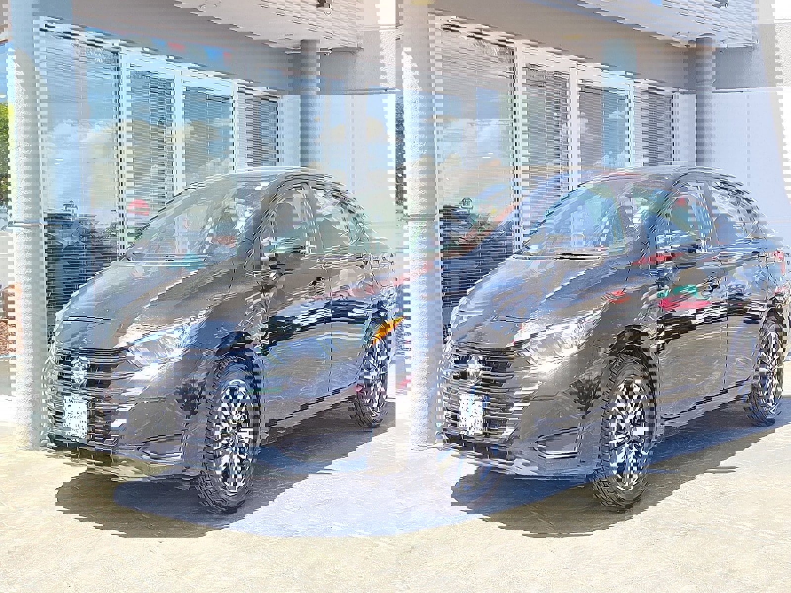 Used 2024 Nissan Versa SV image 2