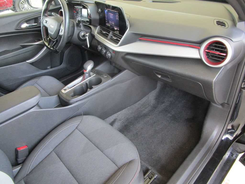 Used 2024 Chevrolet Trax RS FWD image 18