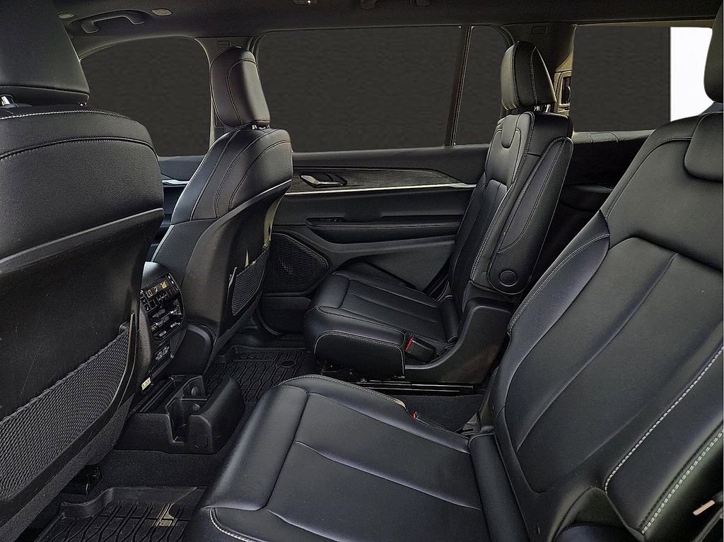 Used 2025 Jeep Grand Cherokee L Limited w/ Black Appearance Package image 10