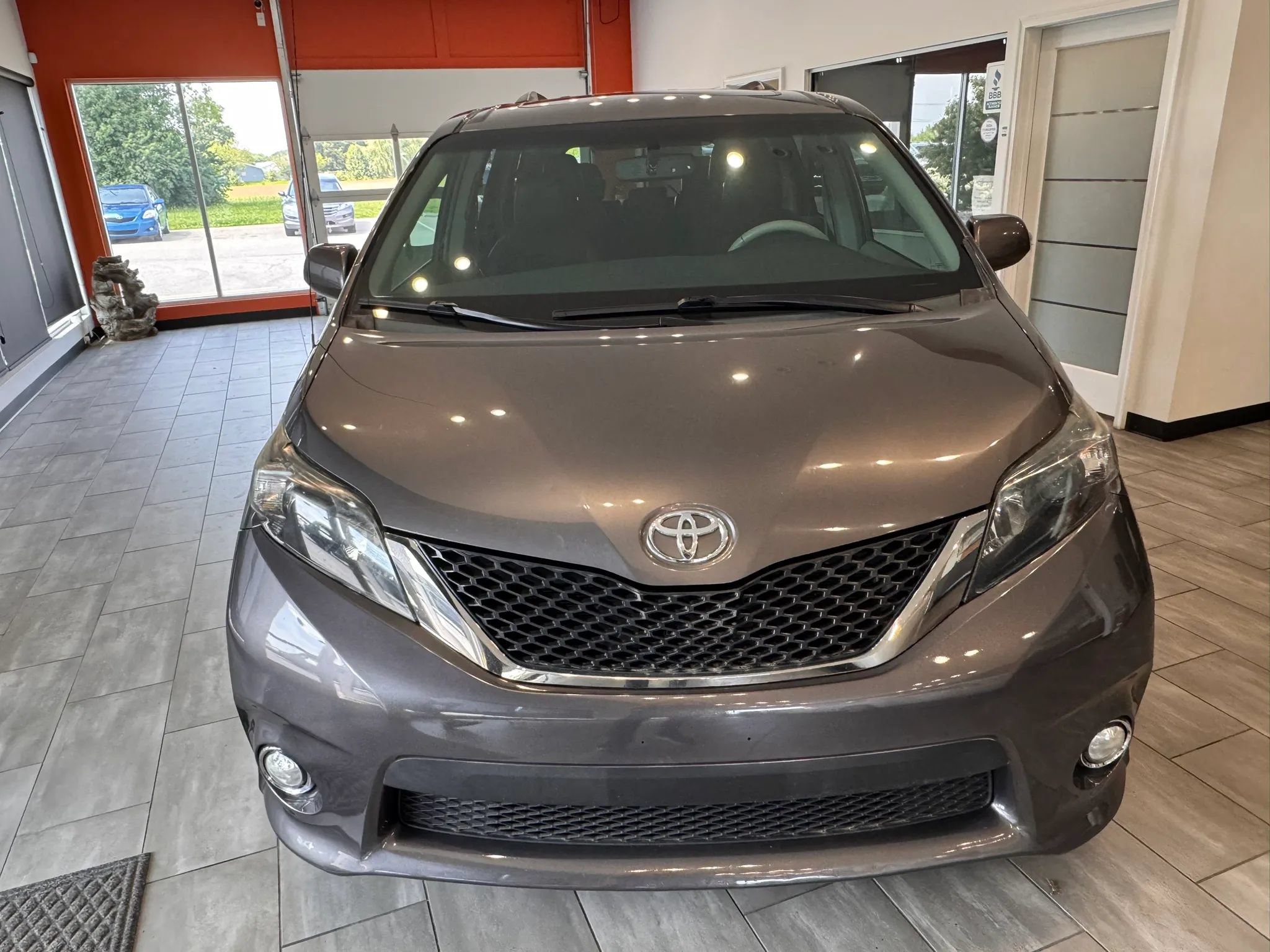 Used 2014 Toyota Sienna SE FWD image 2