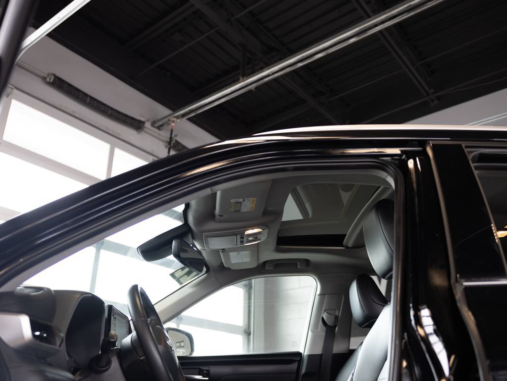 Used 2022 Toyota Highlander XLE AWD/4WD image 9