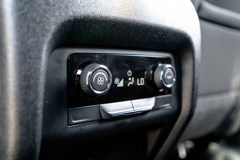 Used 2025 Chevrolet Traverse LT FWD image 31