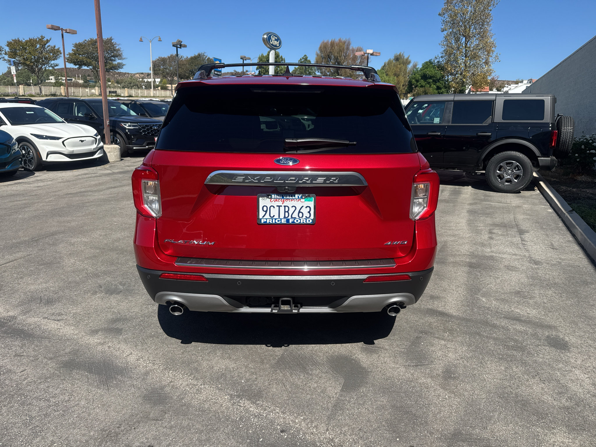 Used 2022 Ford Explorer Platinum w/ Technology Package AWD/4WD image 3