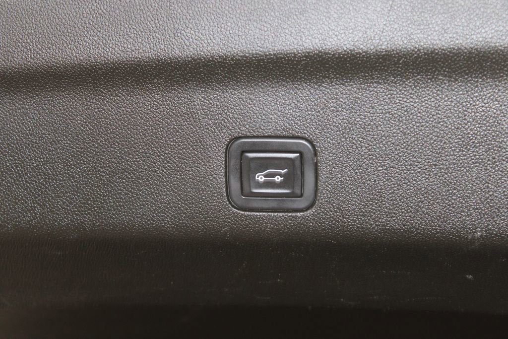 Used 2023 Chevrolet Suburban Z71 w/ Luxury Package image 17