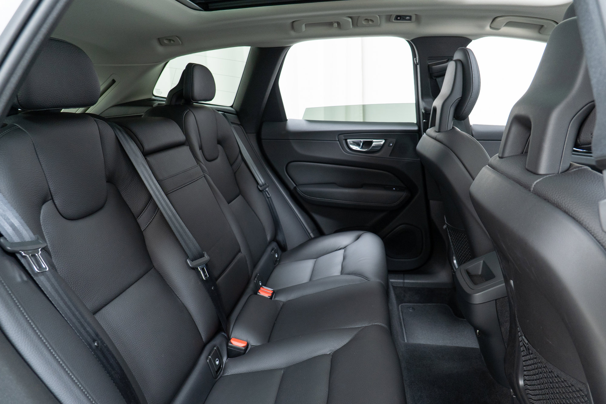 Used 2018 Volvo XC60 T5 Momentum w/ Convenience Package image 24