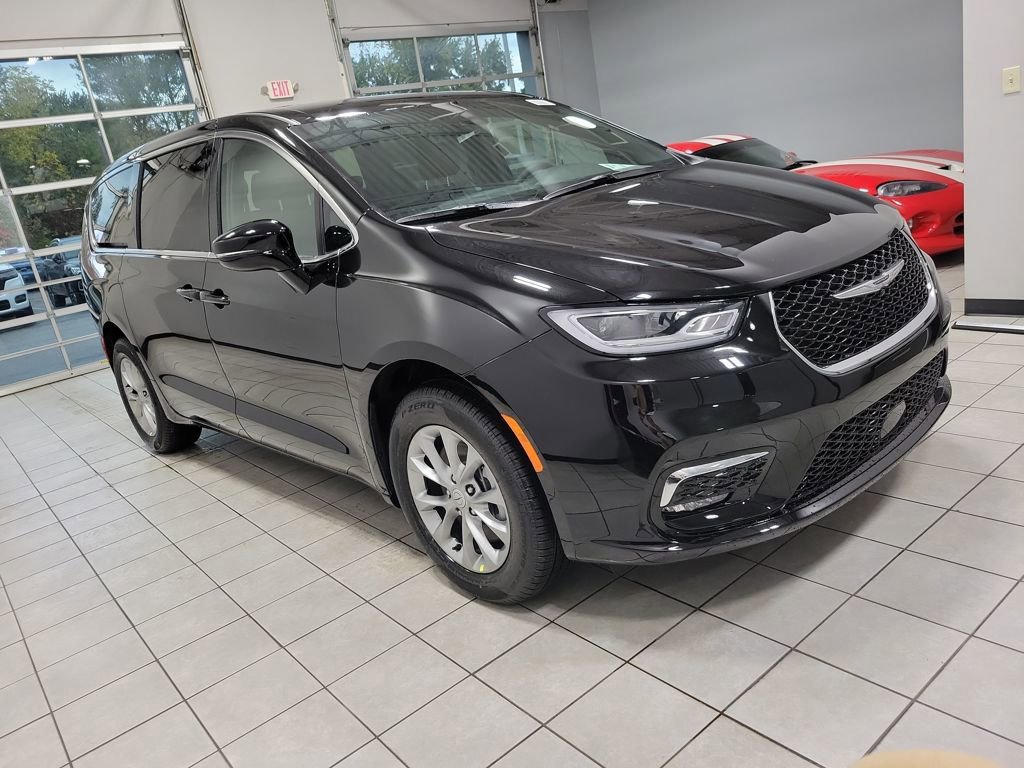 New 2026 Chrysler Pacifica Select video 2