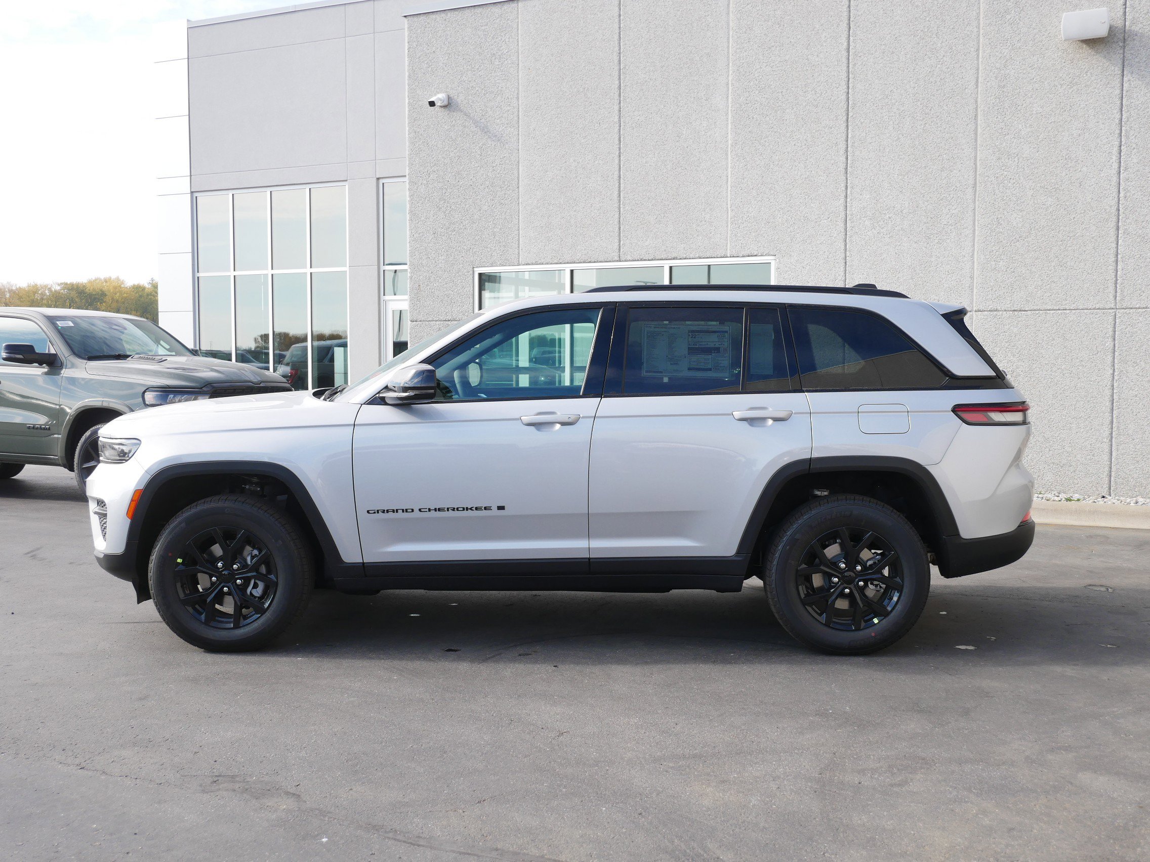 New 2025 Jeep Grand Cherokee 4WD image 3