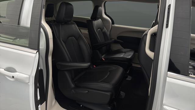 Used 2022 Chrysler Pacifica Touring-L image 25