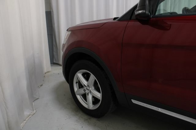 Used 2017 Ford Explorer XLT w/ Equipment Group 202A AWD/4WD image 30