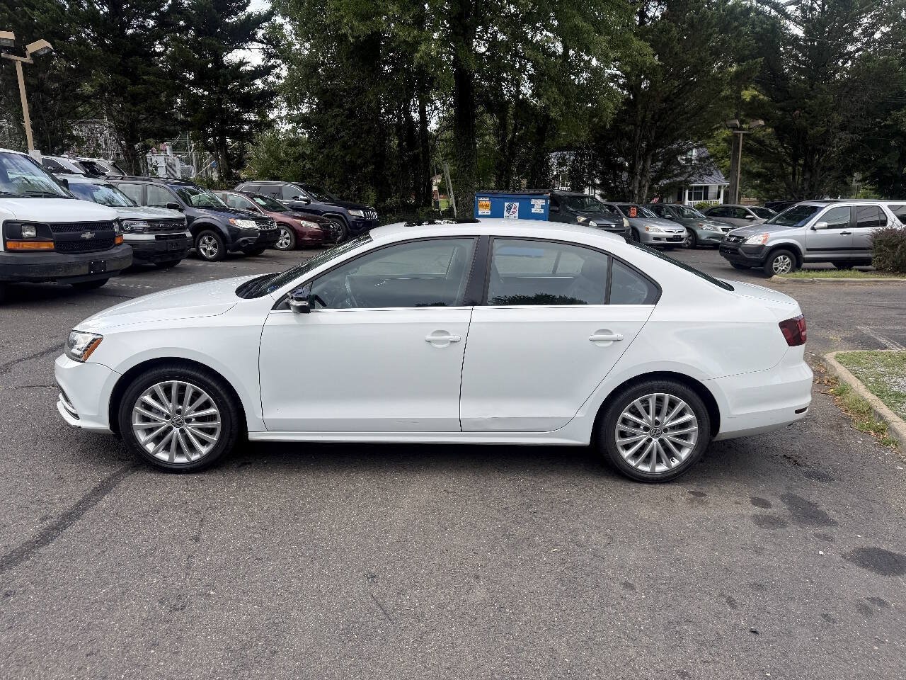Used 2016 Volkswagen Jetta SEL w/ Lighting Package FWD image 3