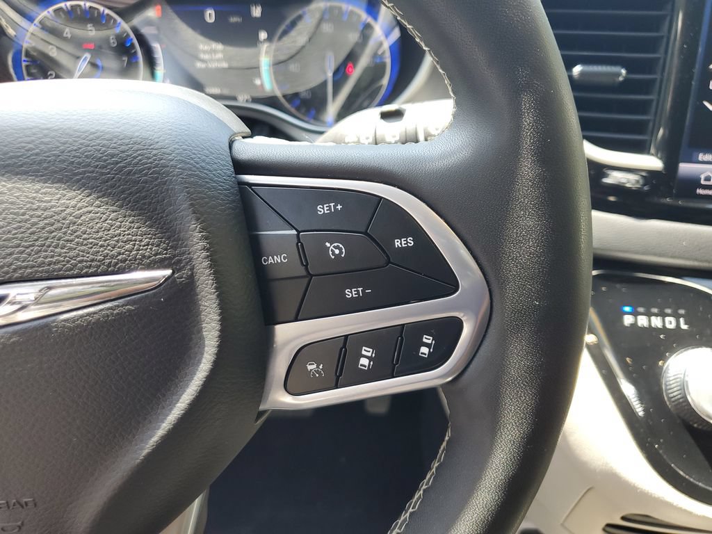 Used 2023 Chrysler Pacifica Touring-L FWD image 29