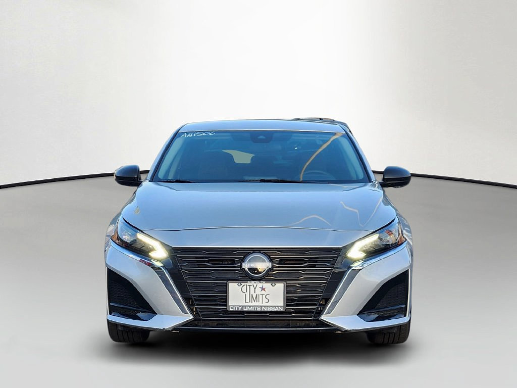 Used 2025 Nissan Altima 2.5 SV FWD image 2