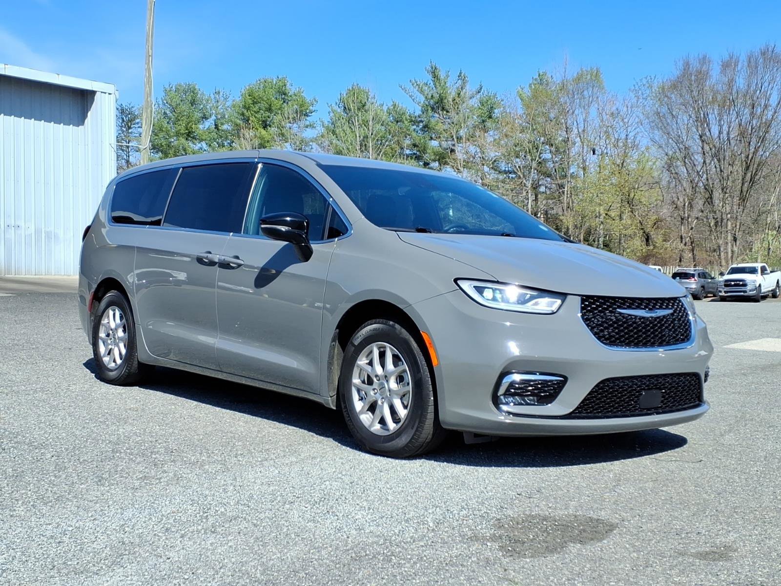 Certified 2025 Chrysler Pacifica Select image 1